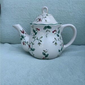 Pfaltzgraff Winterberry Ceramic Teapot in Excellent Condition